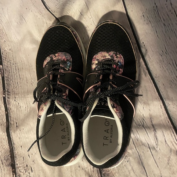 TRAQ by Alegria Sneakers - Picture 2 of 5